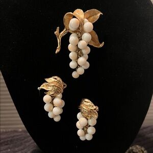 Marcel Boucher Unsigned Brooch Gold Tone Glass Beaded Grape Cluster Set Clip-on